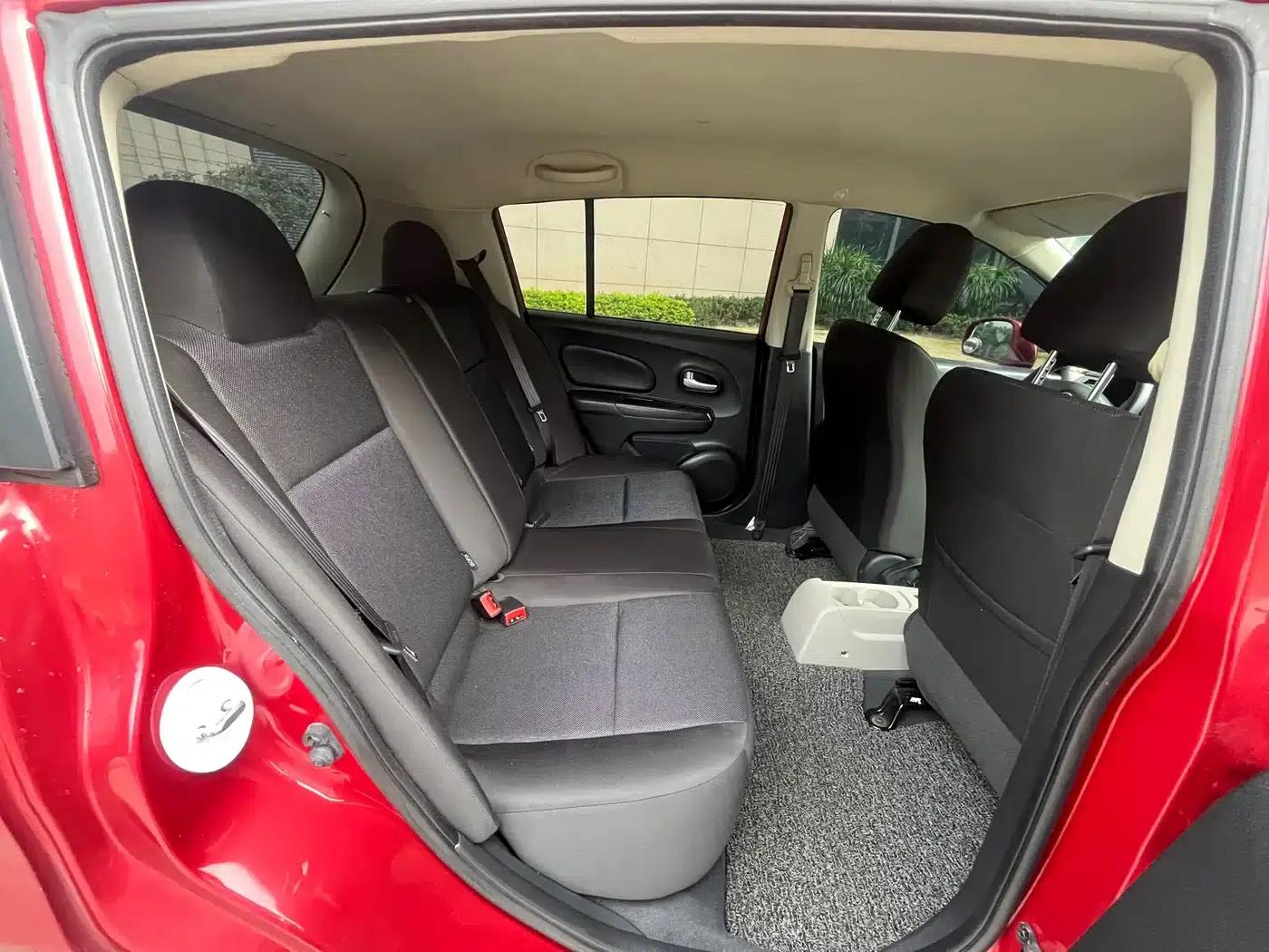 Venucia R50 2015 1.6L Automatic Fashion Edition — миниатюра 13