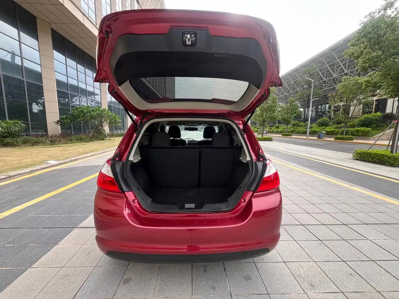 Venucia R50 2015 1.6L Automatic Fashion Edition — миниатюра 14