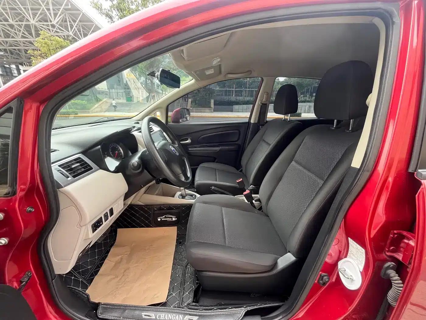 Venucia R50 2015 1.6L Automatic Fashion Edition — миниатюра 9