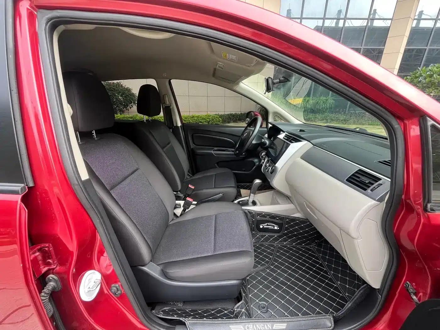 Venucia R50 2015 1.6L Automatic Fashion Edition — миниатюра 10
