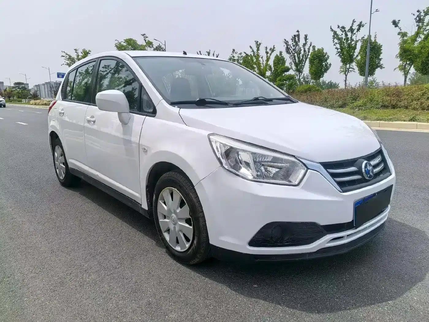Venucia R50 2015 1.6L Automatic Fashion Edition — миниатюра 3