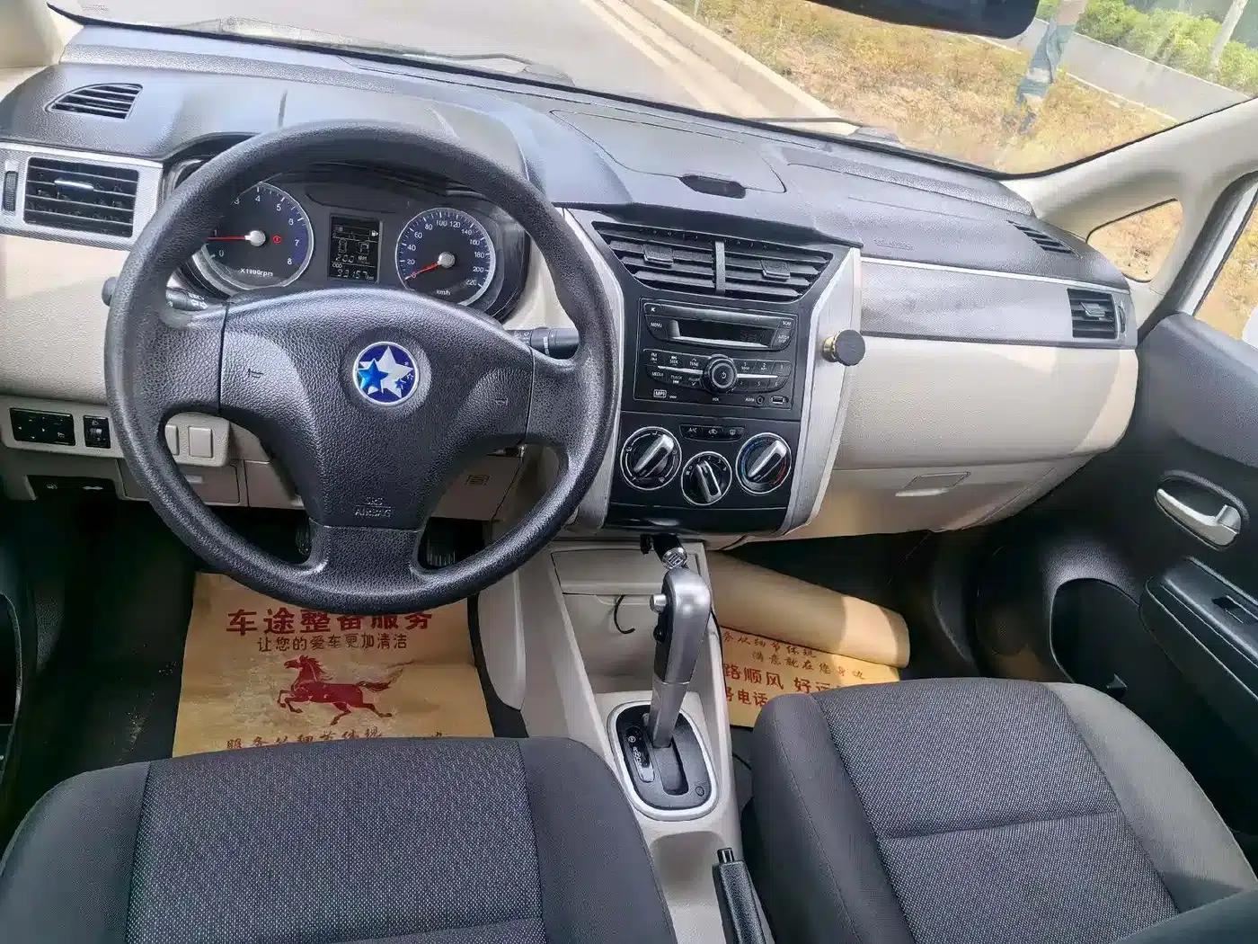 Venucia R50 2015 1.6L Automatic Fashion Edition — миниатюра 5
