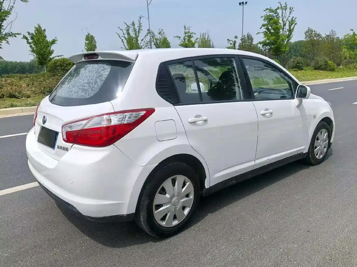 Venucia R50 2015 1.6L Automatic Fashion Edition — миниатюра 7