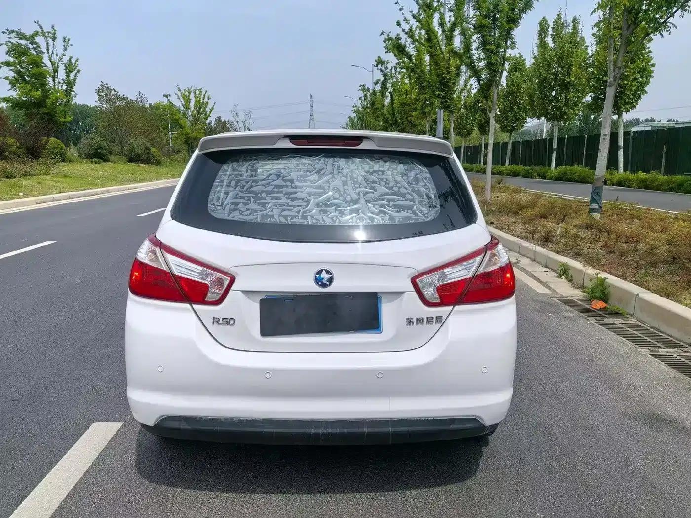 Venucia R50 2015 1.6L Automatic Fashion Edition — миниатюра 8