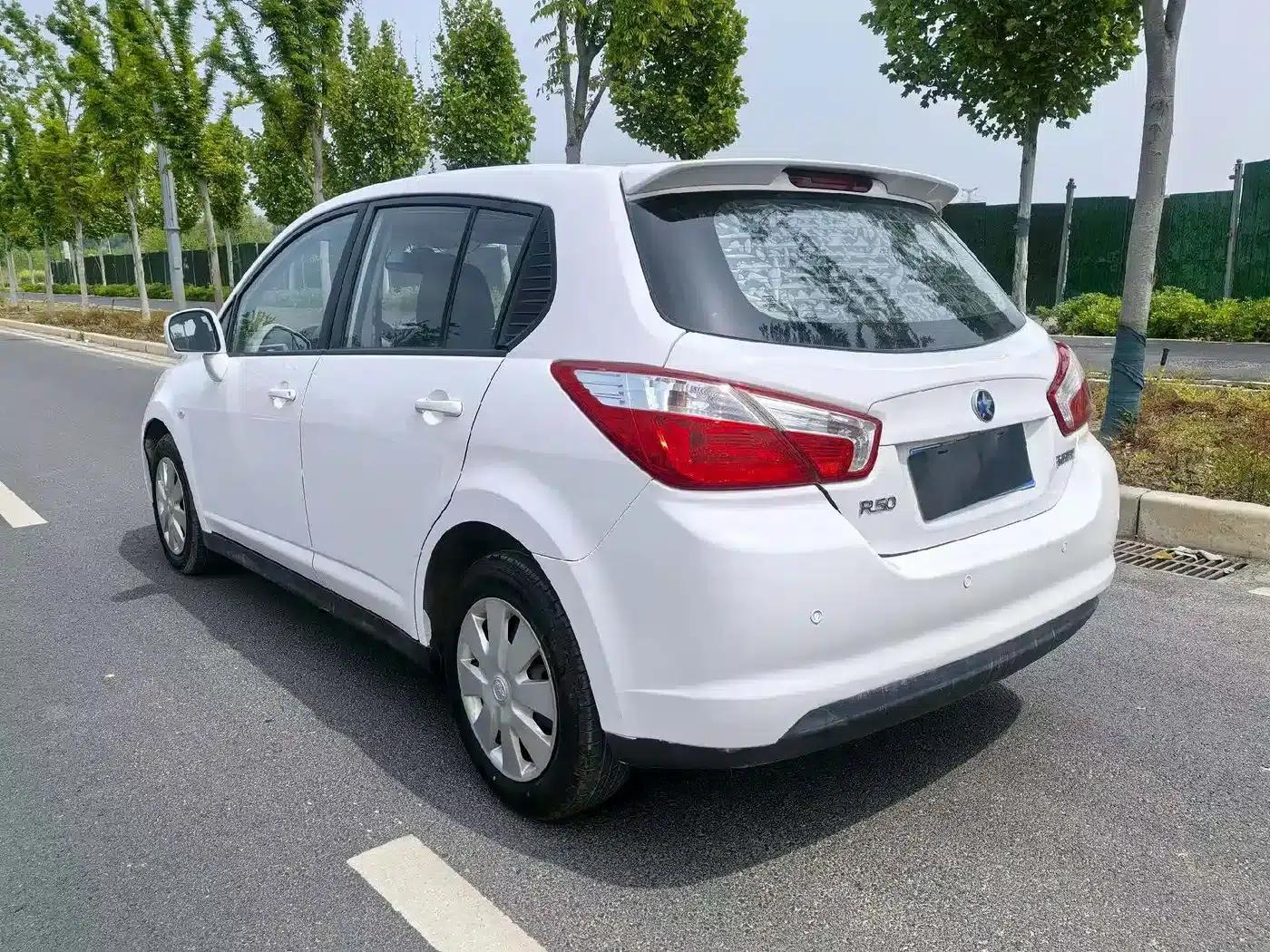 Venucia R50 2015 1.6L Automatic Fashion Edition — миниатюра 9