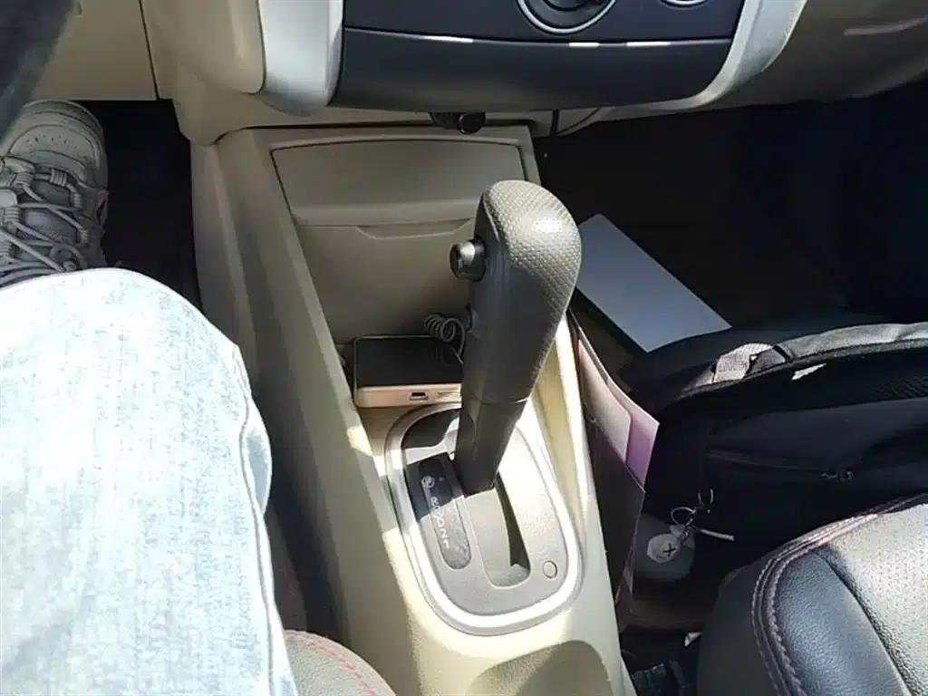 Venucia R50 2014 1.6L Automatic Premium Edition — миниатюра 14