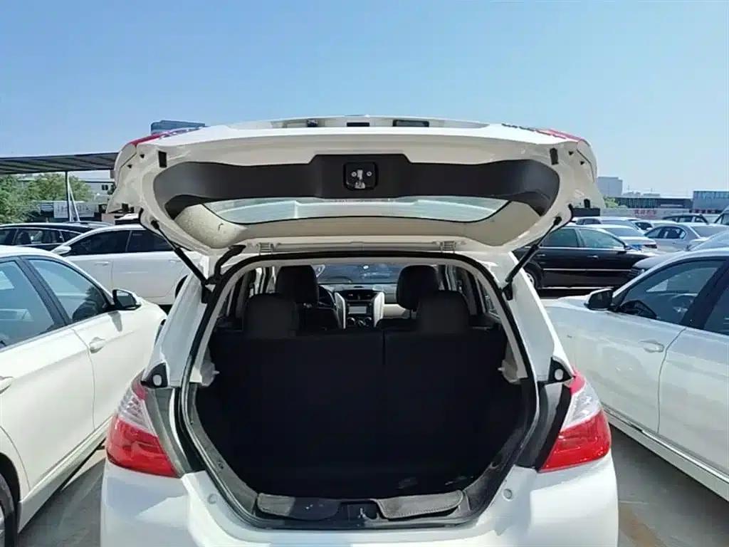 Venucia R50 2014 1.6L Automatic Premium Edition — миниатюра 19