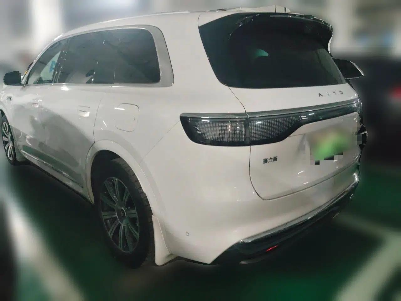 Hima AITO M8 2025 Extended-Range Max+ Version 53.4 kWh 6-Seater Edition — миниатюра 4