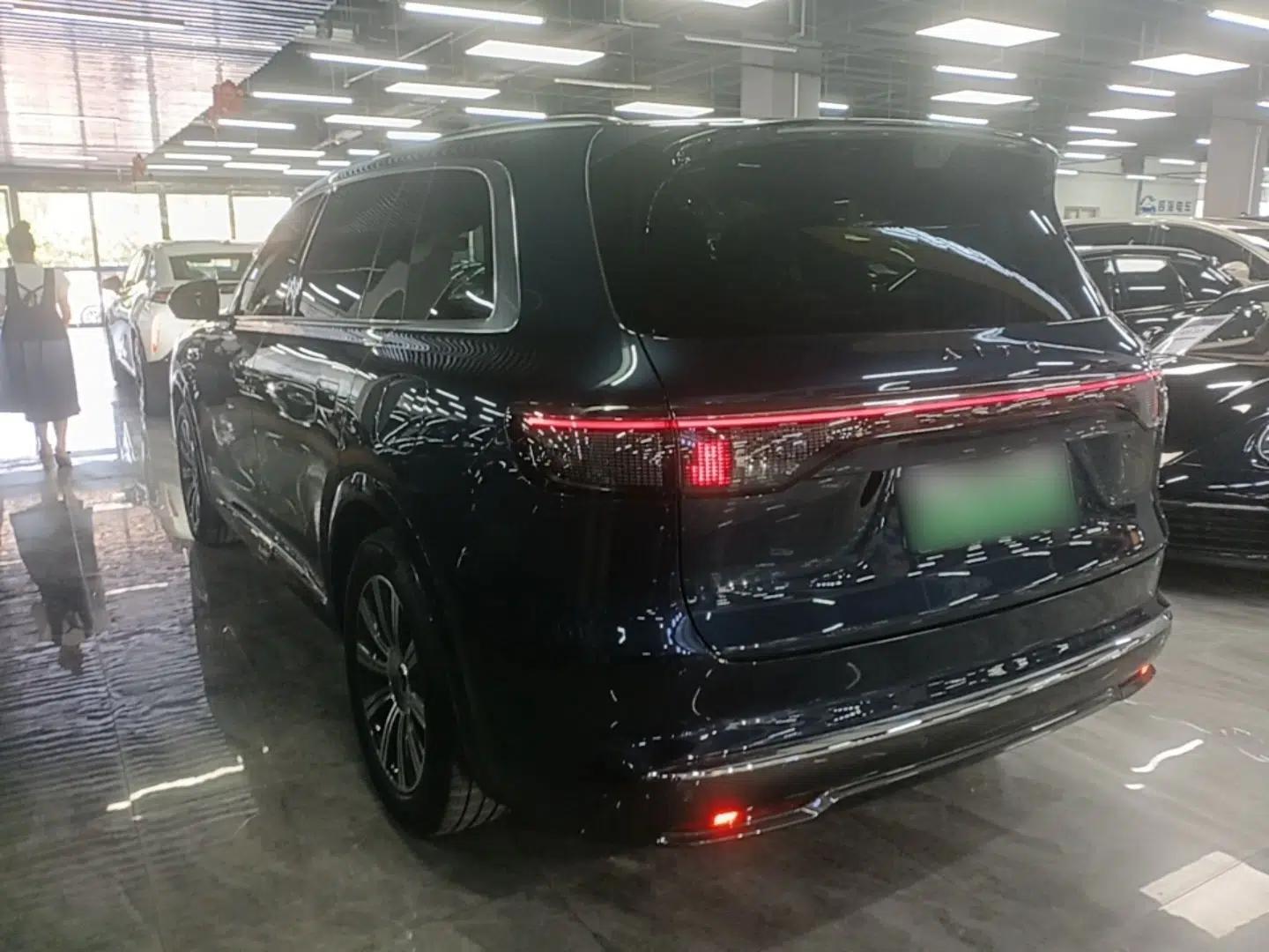 Hima AITO M8 2025 Extended-Range Max+ Version 53.4 kWh 5-Seater Edition — миниатюра 4