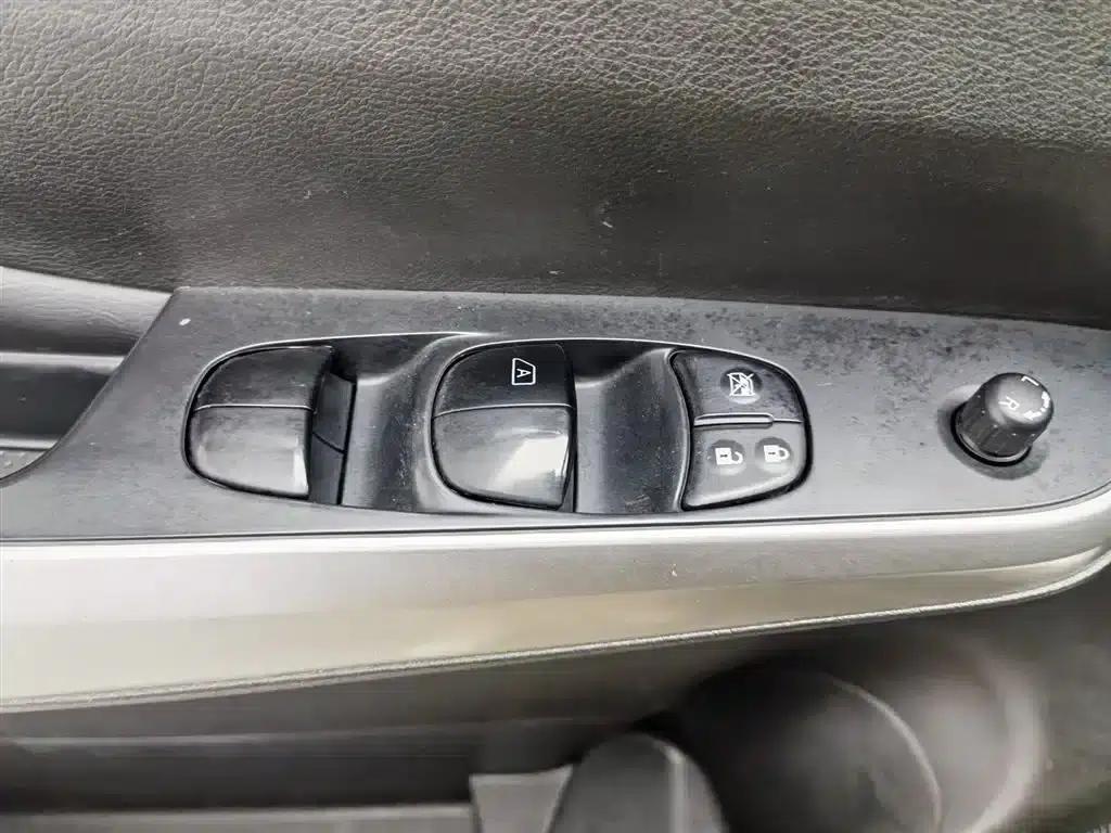 2017 Navara 2.5L Manual 2WD Flagship Edition QR25 — миниатюра 9