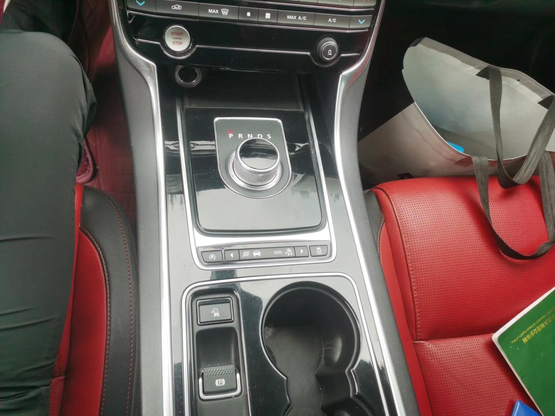 Jaguar XE 2015 2.0T 200 PS R-Sport — миниатюра 15