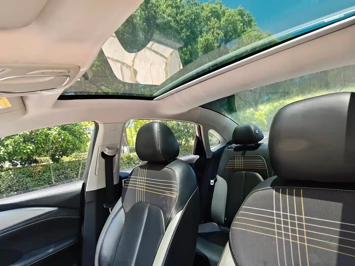 Roewe i6 MAX 2020 300TGI Automatic Cool Panoramic Sunroof Edition — миниатюра 11