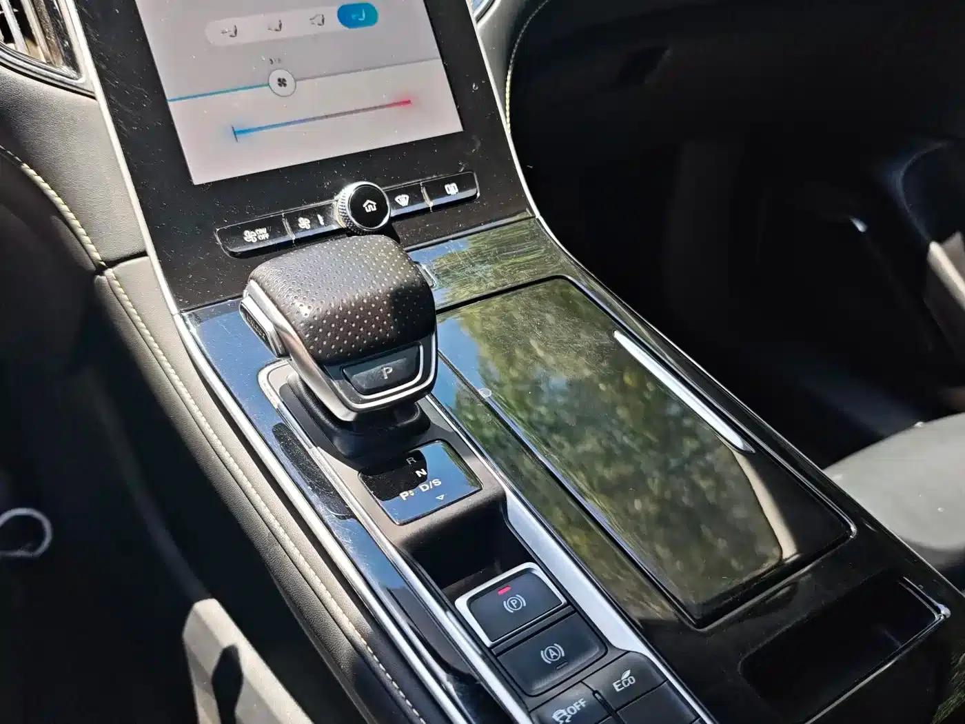 Roewe i6 MAX 2020 300TGI Automatic Cool Panoramic Sunroof Edition — миниатюра 12