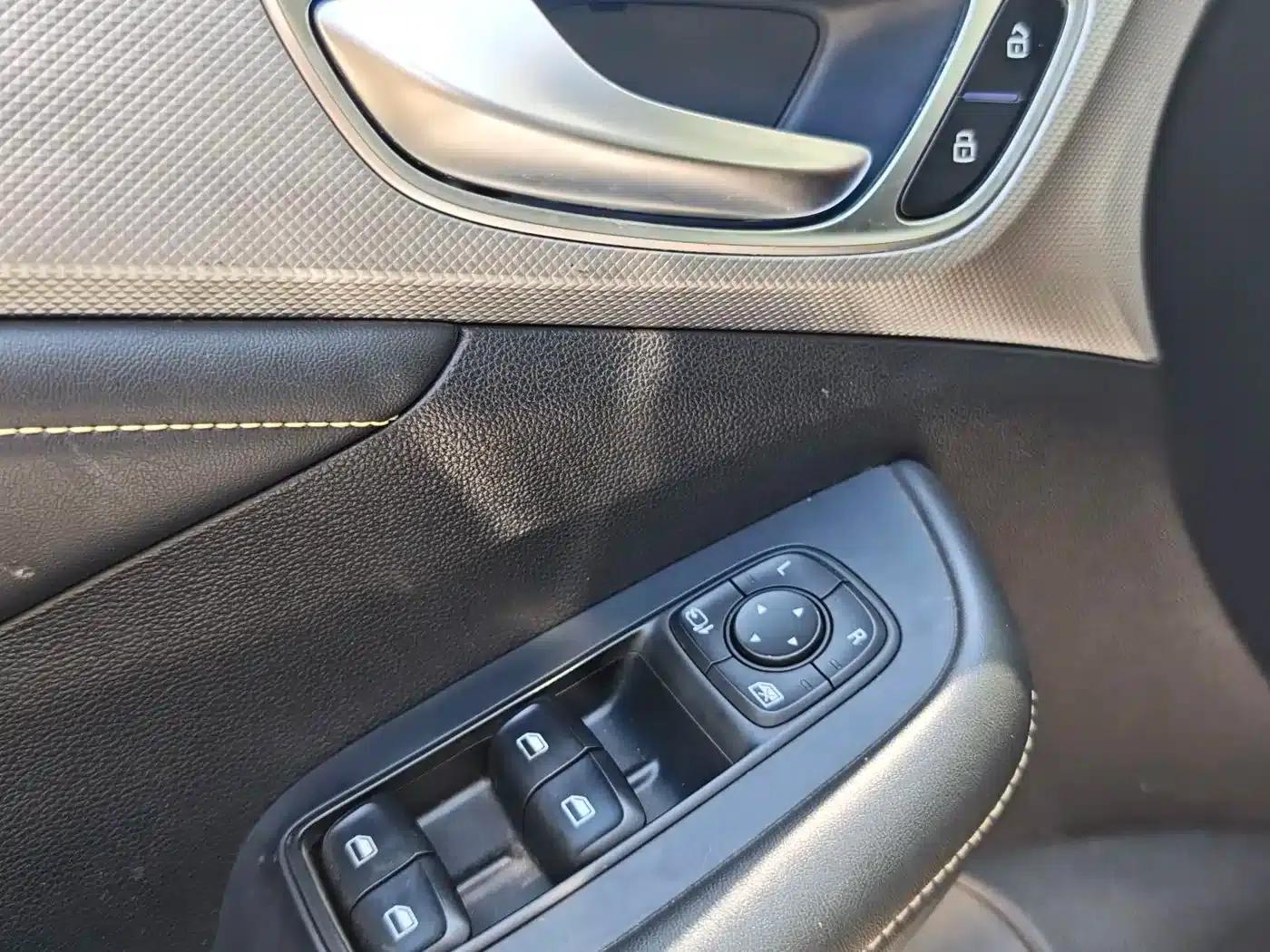 Roewe i6 MAX 2020 300TGI Automatic Cool Panoramic Sunroof Edition — миниатюра 15