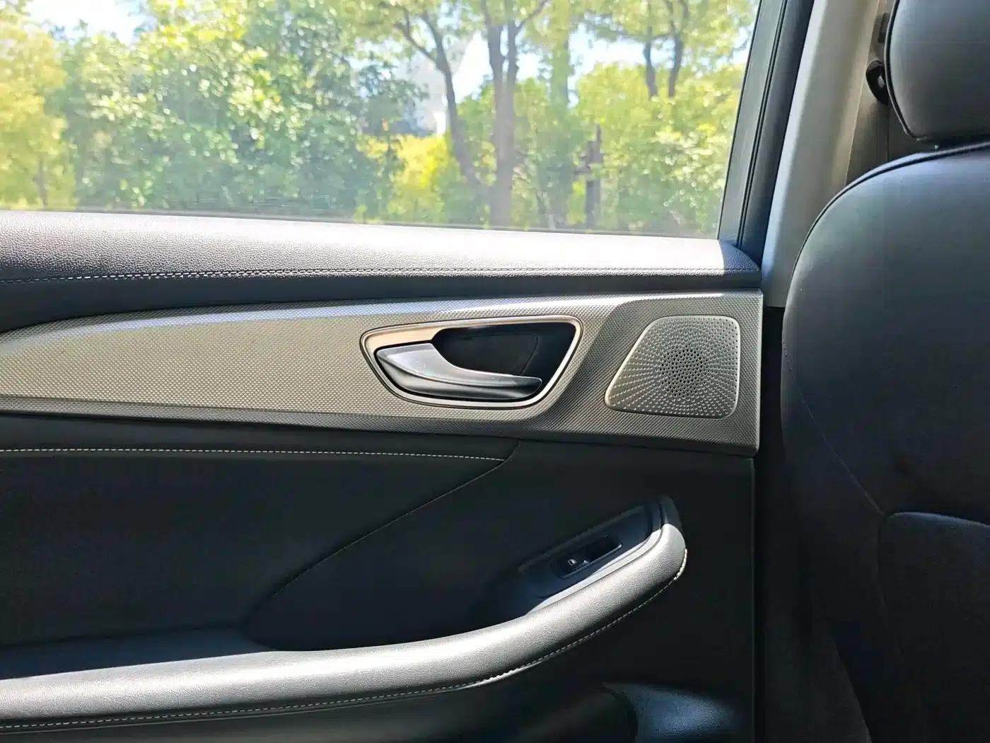 Roewe i6 MAX 2020 300TGI Automatic Cool Panoramic Sunroof Edition — миниатюра 16