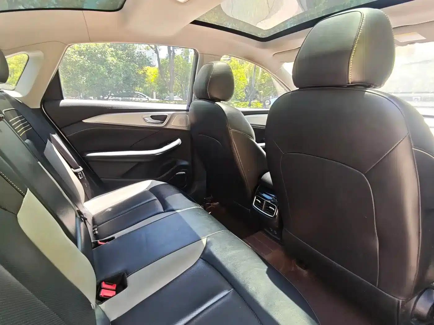Roewe i6 MAX 2020 300TGI Automatic Cool Panoramic Sunroof Edition — миниатюра 8