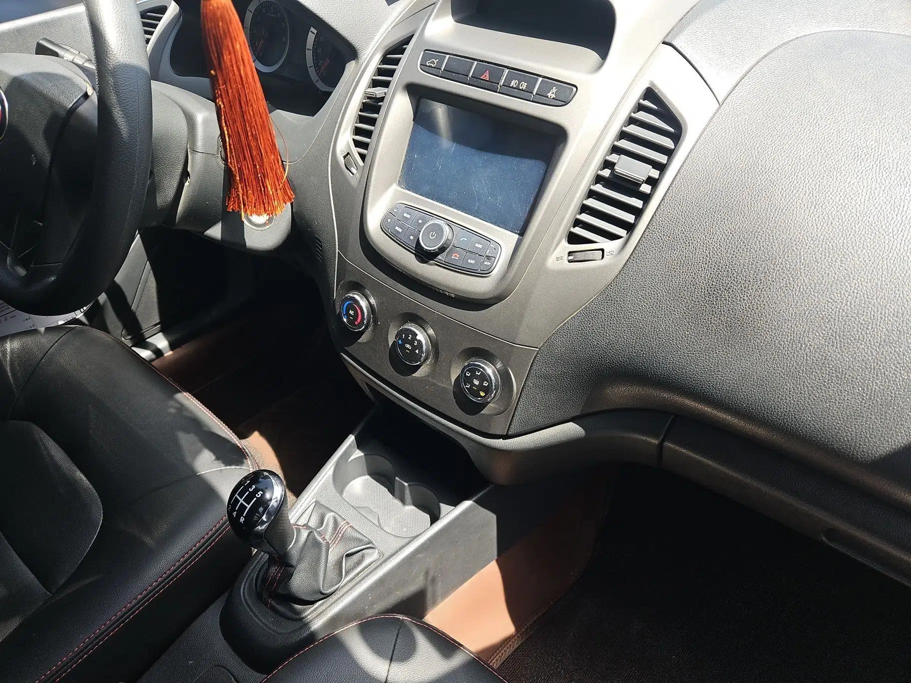 Geely Auto Diamond 2015 Sedan 1.5L Manual SuperDeluxe Model — миниатюра 11
