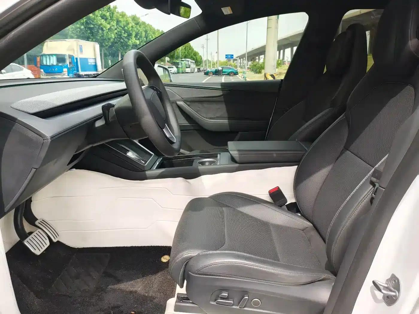 Model Y L 2025 Long Range All-Wheel Drive — миниатюра 4