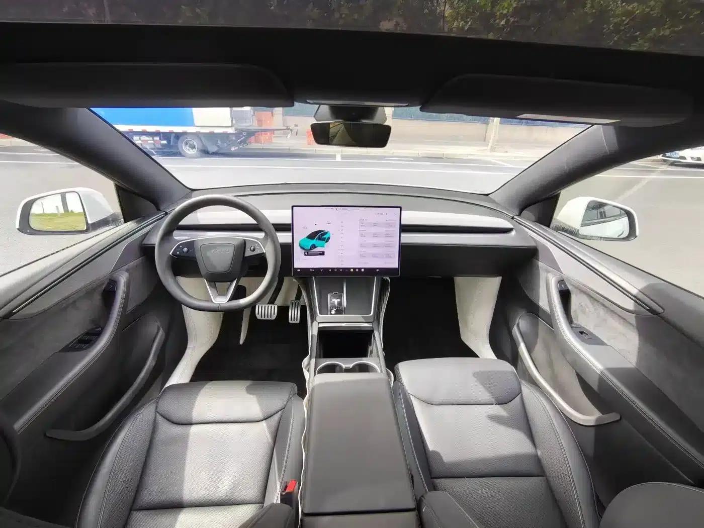 Model Y L 2025 Long Range All-Wheel Drive — миниатюра 6