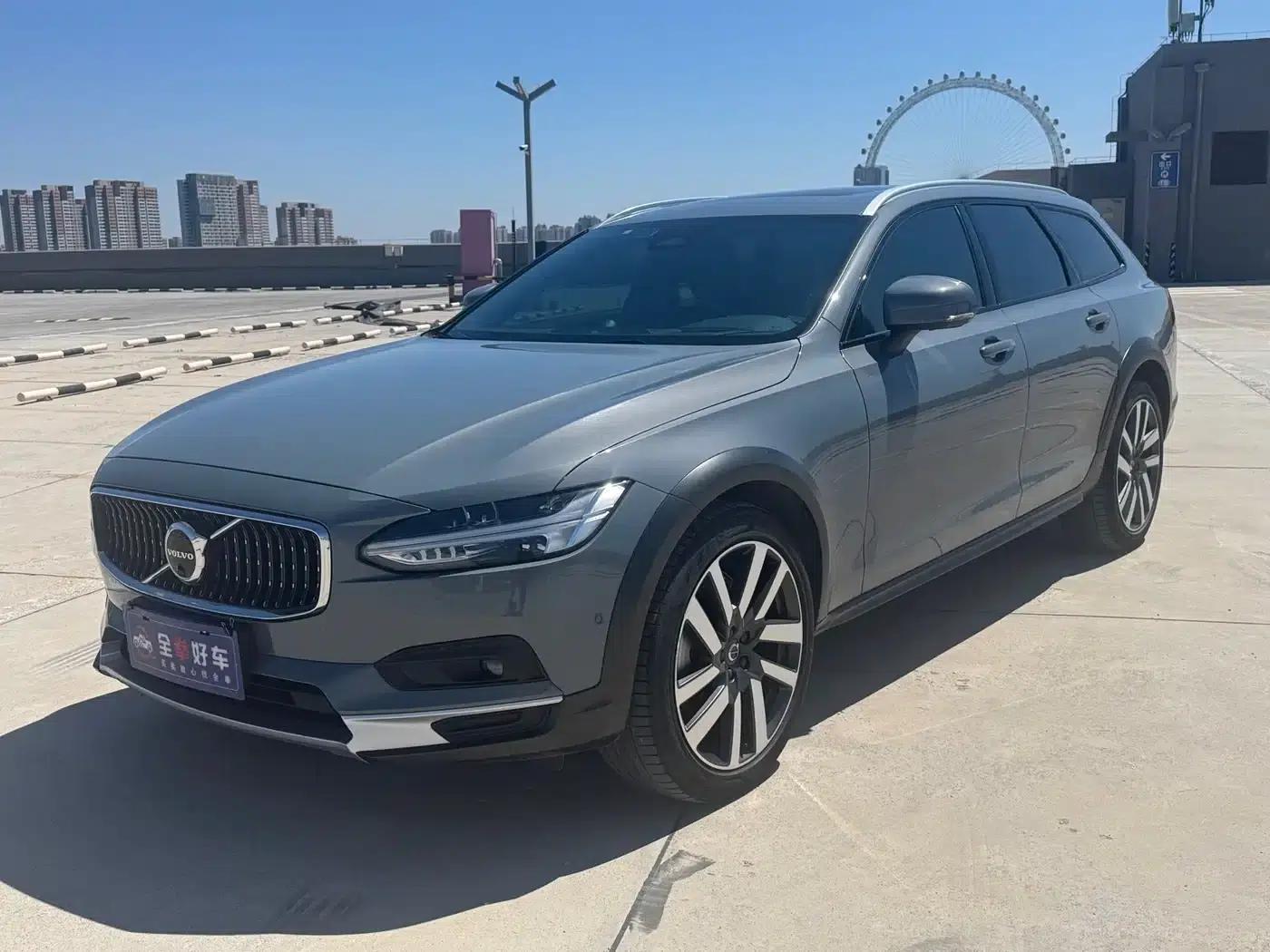 2022 Volvo V90 Cross Country B5 AWD Ultimate Edition — миниатюра 1