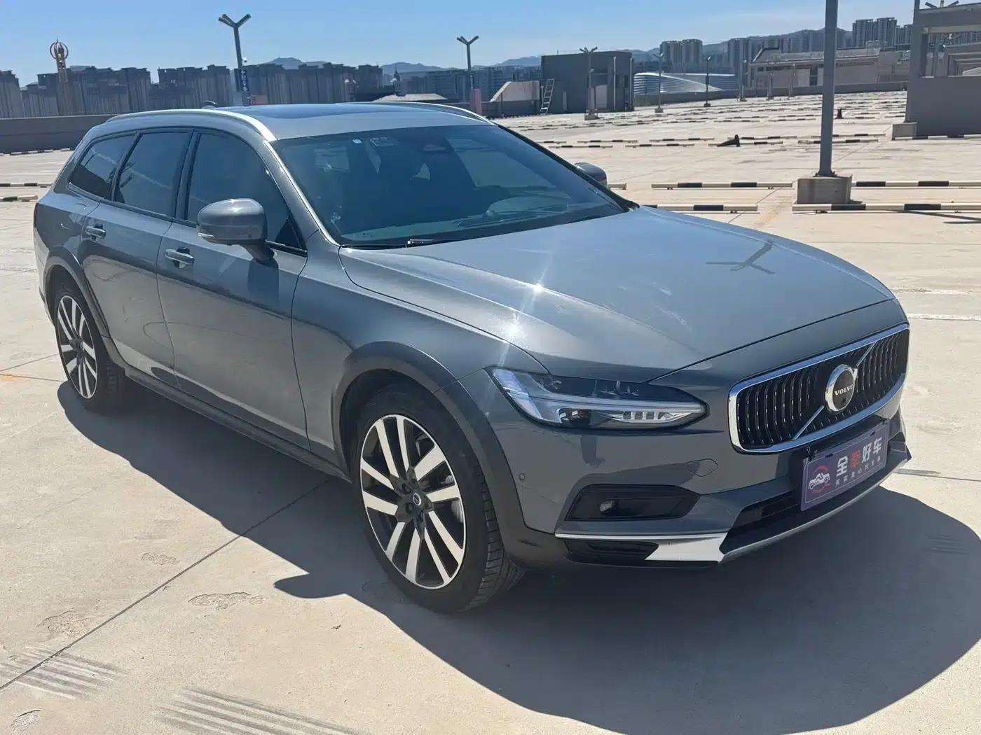 2022 Volvo V90 Cross Country B5 AWD Ultimate Edition — миниатюра 3