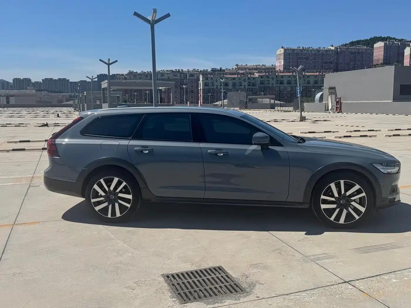2022 Volvo V90 Cross Country B5 AWD Ultimate Edition — миниатюра 4