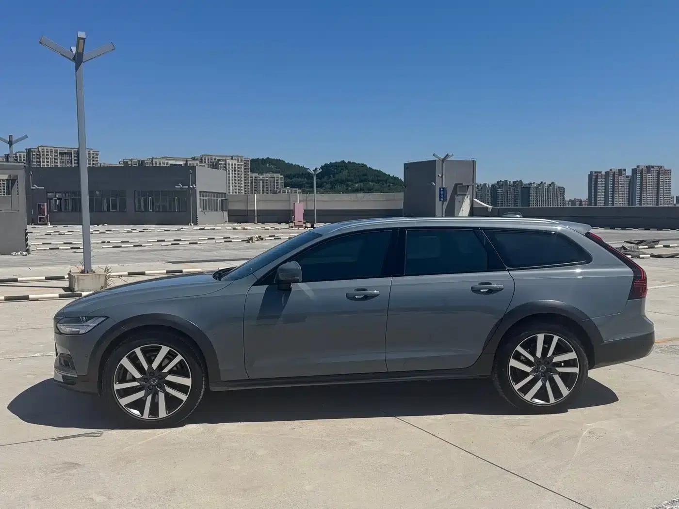 2022 Volvo V90 Cross Country B5 AWD Ultimate Edition — миниатюра 5