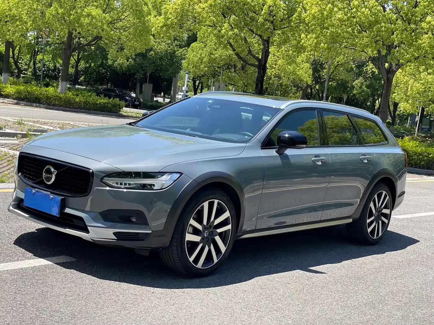 2022 Volvo V90 Cross Country B5 AWD Ultimate Edition — миниатюра 1