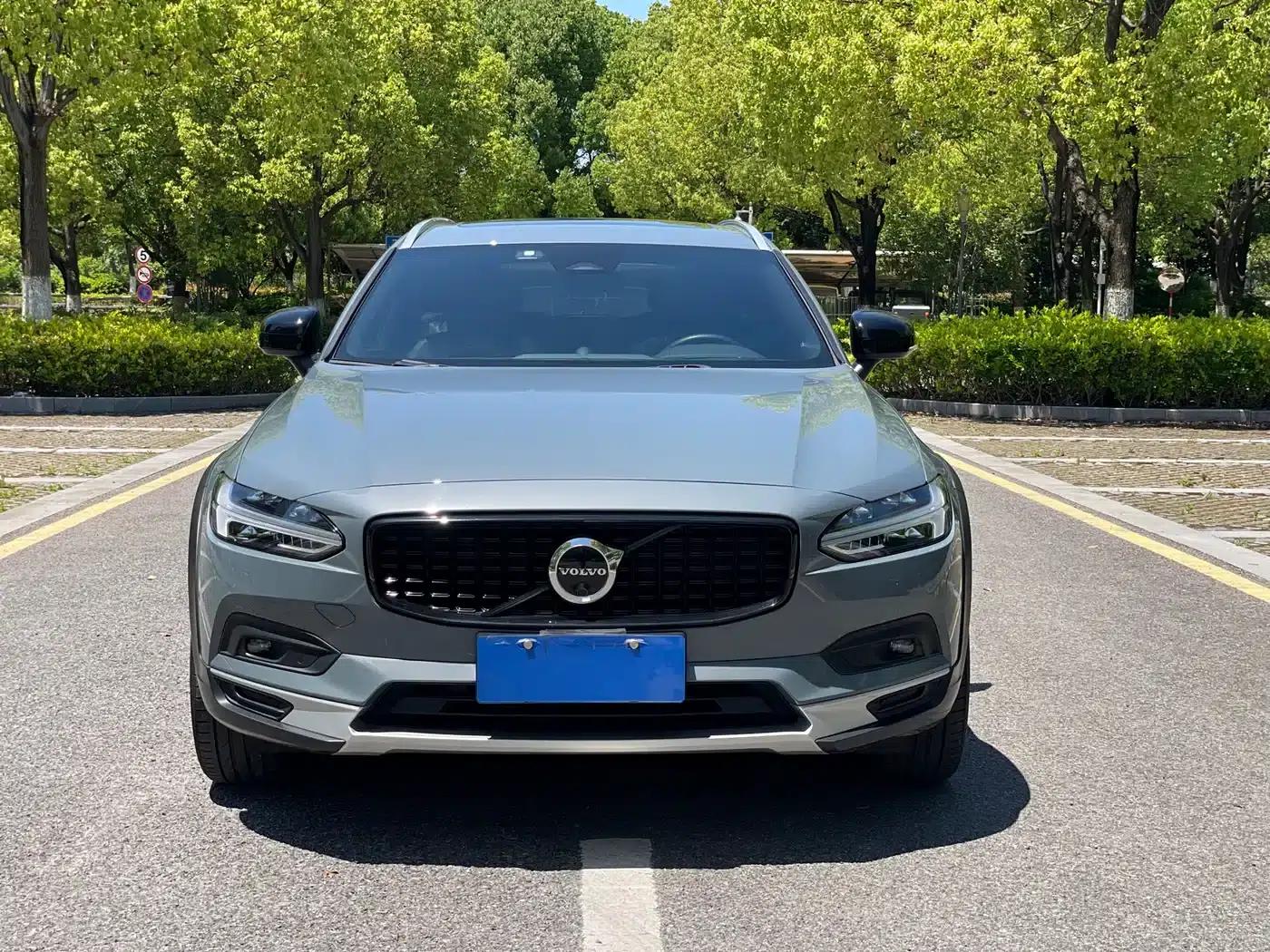 2022 Volvo V90 Cross Country B5 AWD Ultimate Edition — миниатюра 2