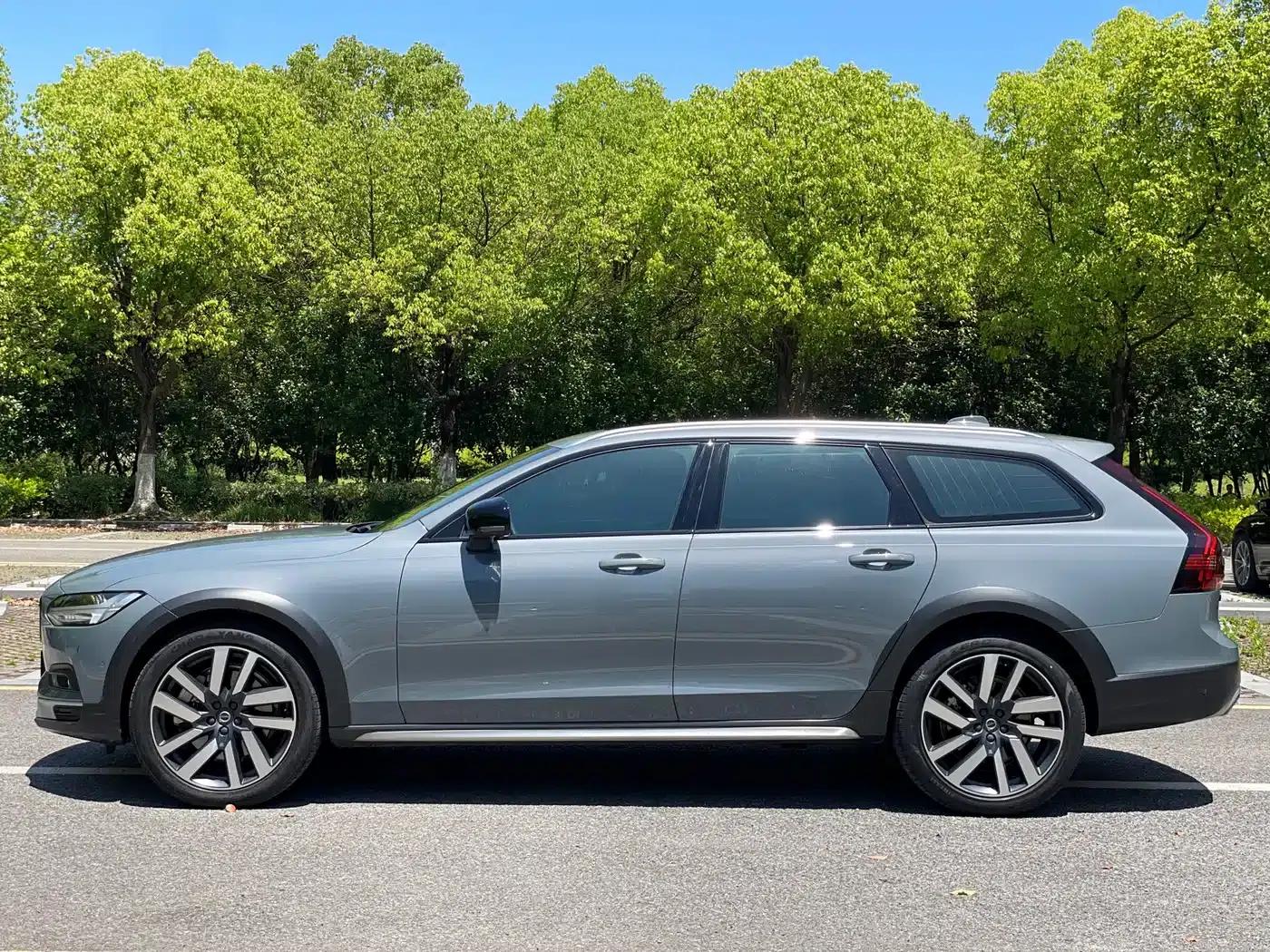 2022 Volvo V90 Cross Country B5 AWD Ultimate Edition — миниатюра 14