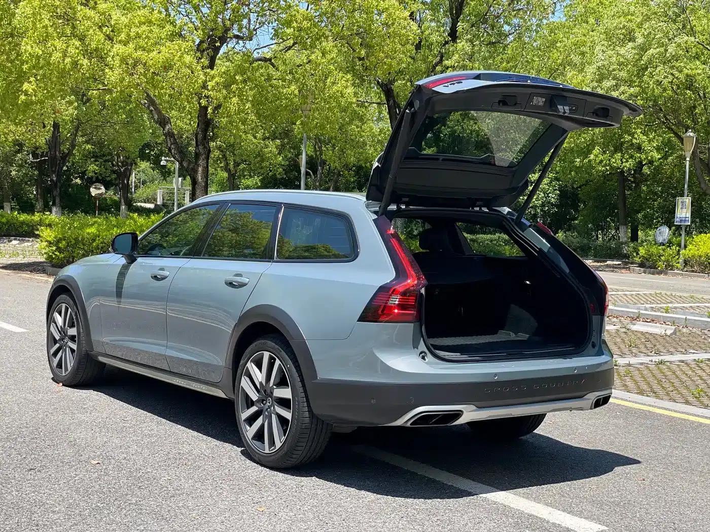 2022 Volvo V90 Cross Country B5 AWD Ultimate Edition — миниатюра 16