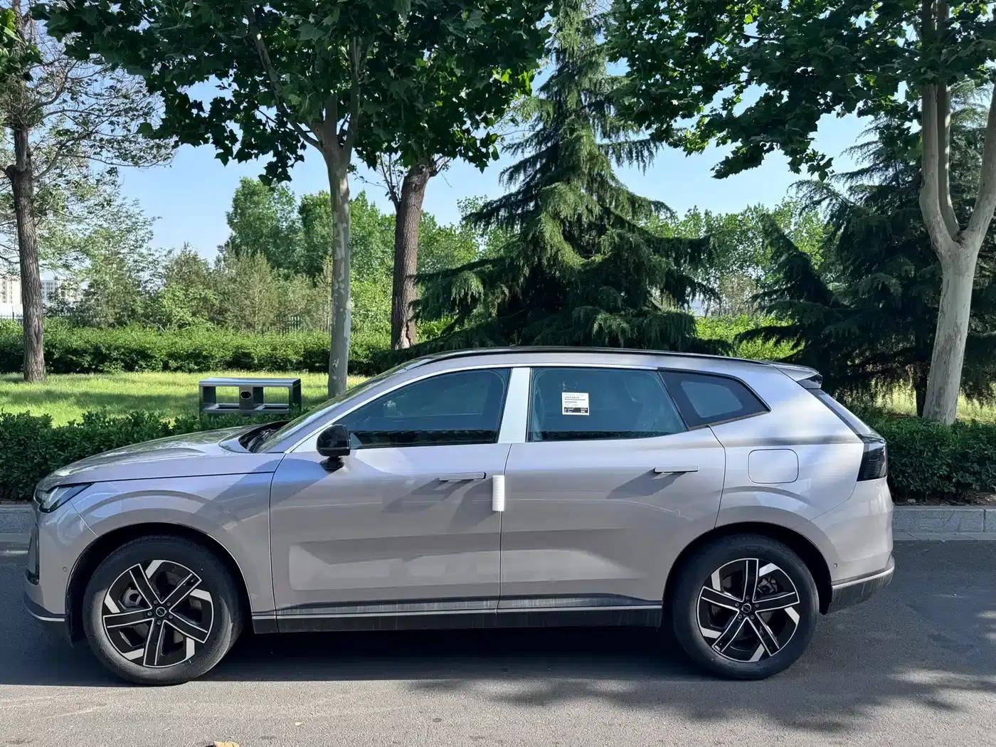 2026 Volvo XC70 Plug-in Hybrid, All-Wheel Drive, Long Range Core — миниатюра 3