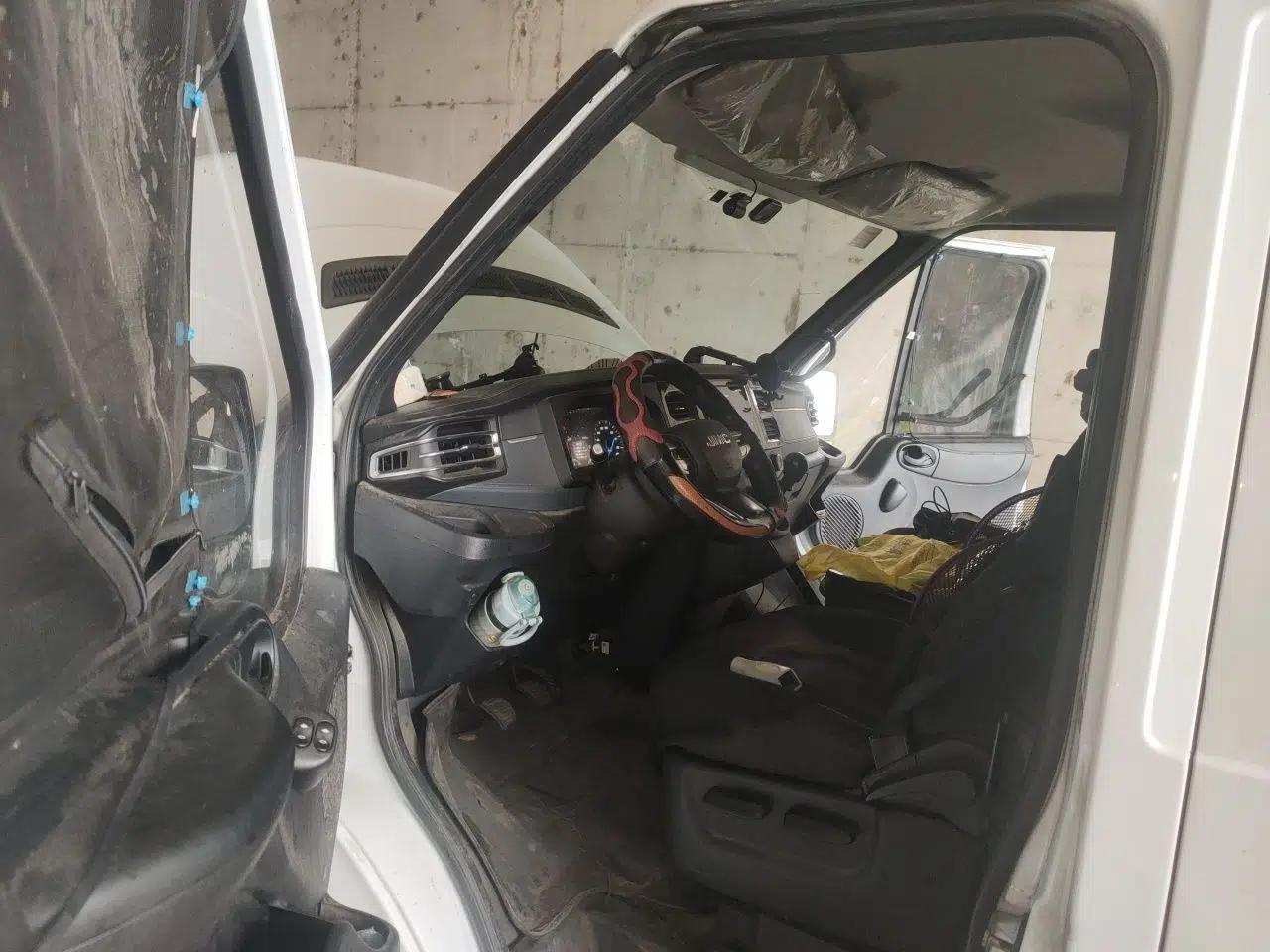 JMC Fushun 2022 2.0T Manual Van with Mid-Roof High Roof and 3 Seats — миниатюра 17