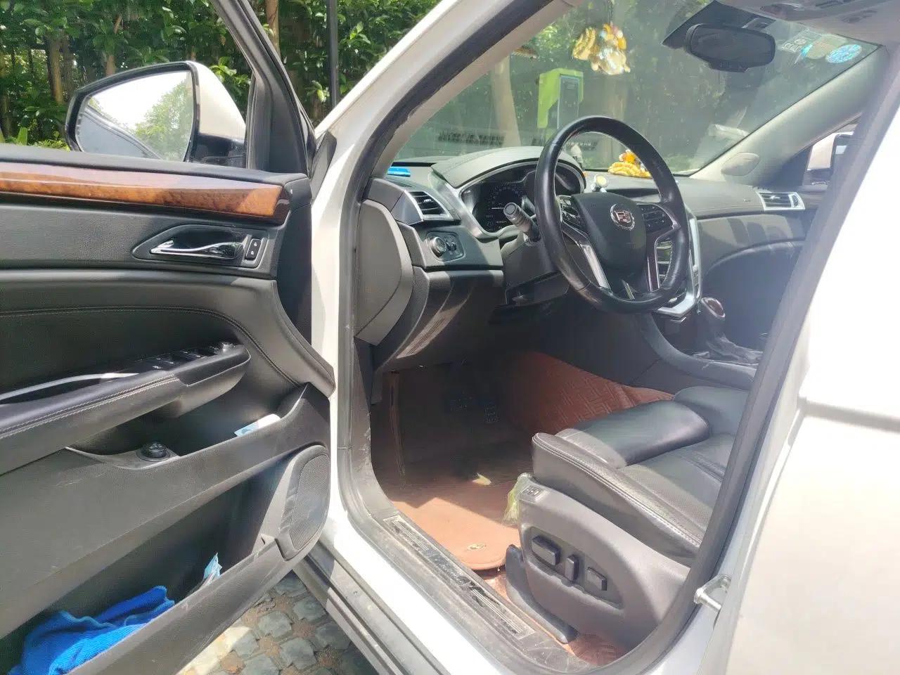 Cadillac SRX 2015 3.0L Elite Model — миниатюра 17