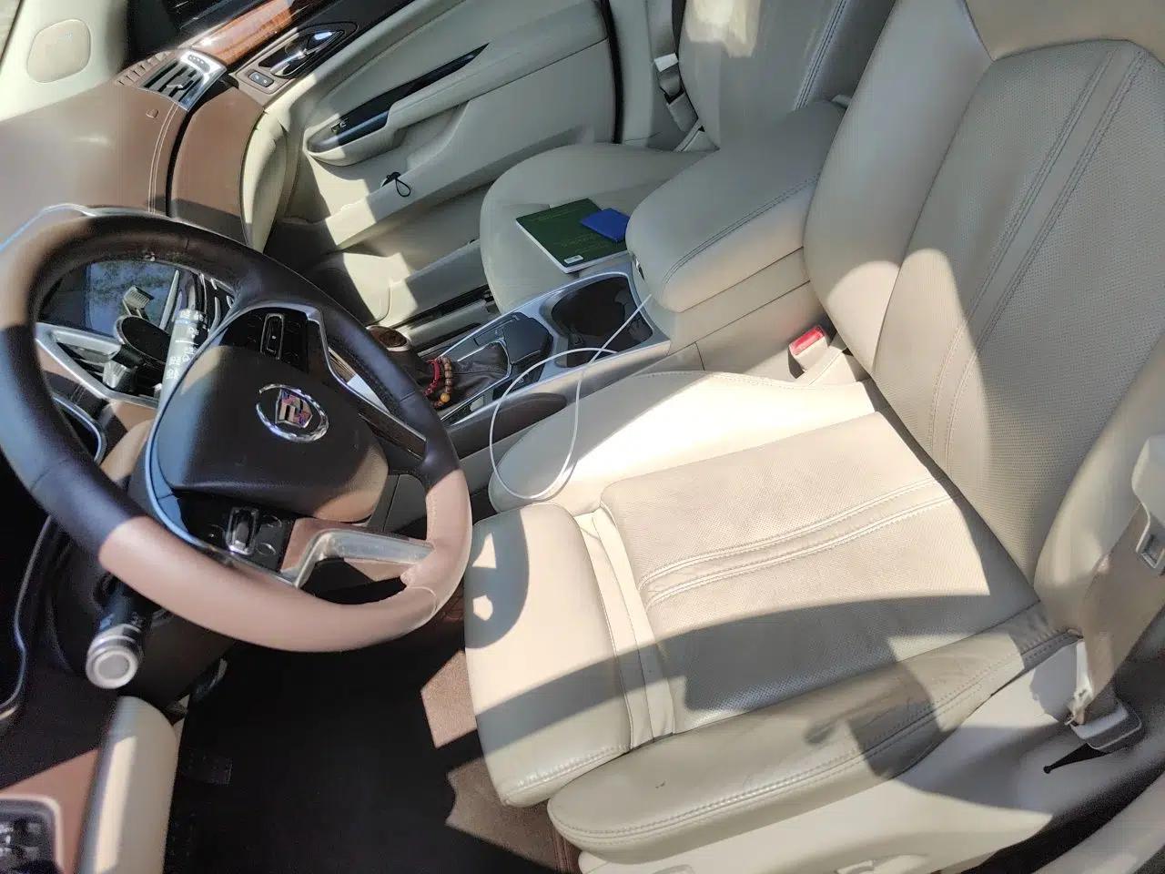Cadillac SRX 2015 3.0L Elite Model — миниатюра 16