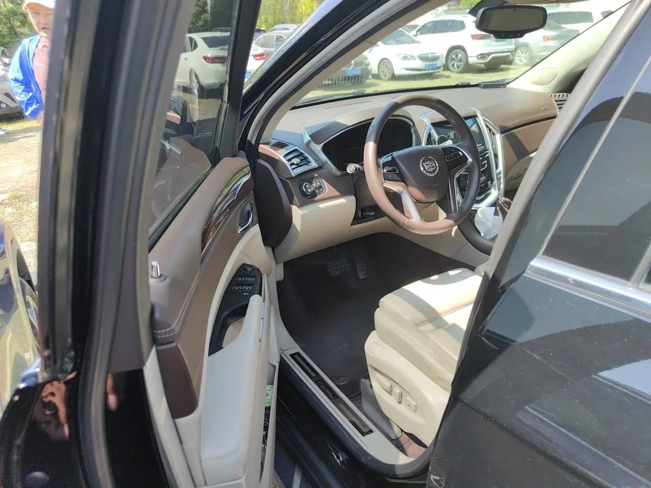 Cadillac SRX 2015 3.0L Elite Model — миниатюра 17