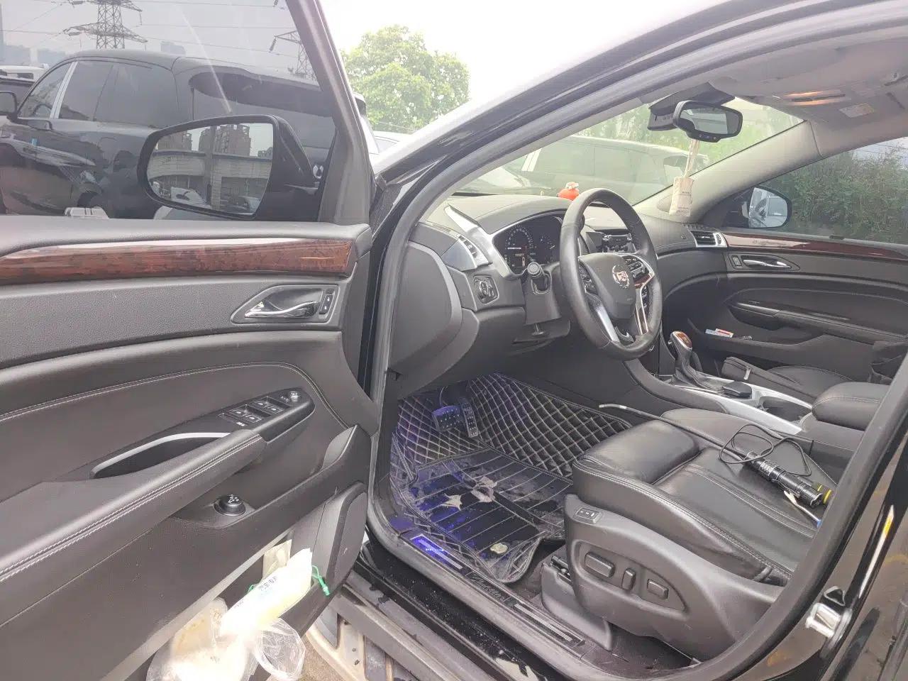Cadillac SRX 2015 3.0L Elite Model — миниатюра 17