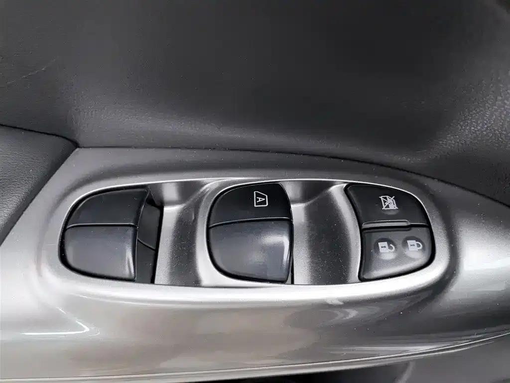 Infiniti ESQ 2014 1.6L Premium Edition — миниатюра 9