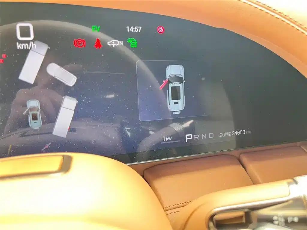 Looking up at the 2023 U8 Luxury Edition — миниатюра 3