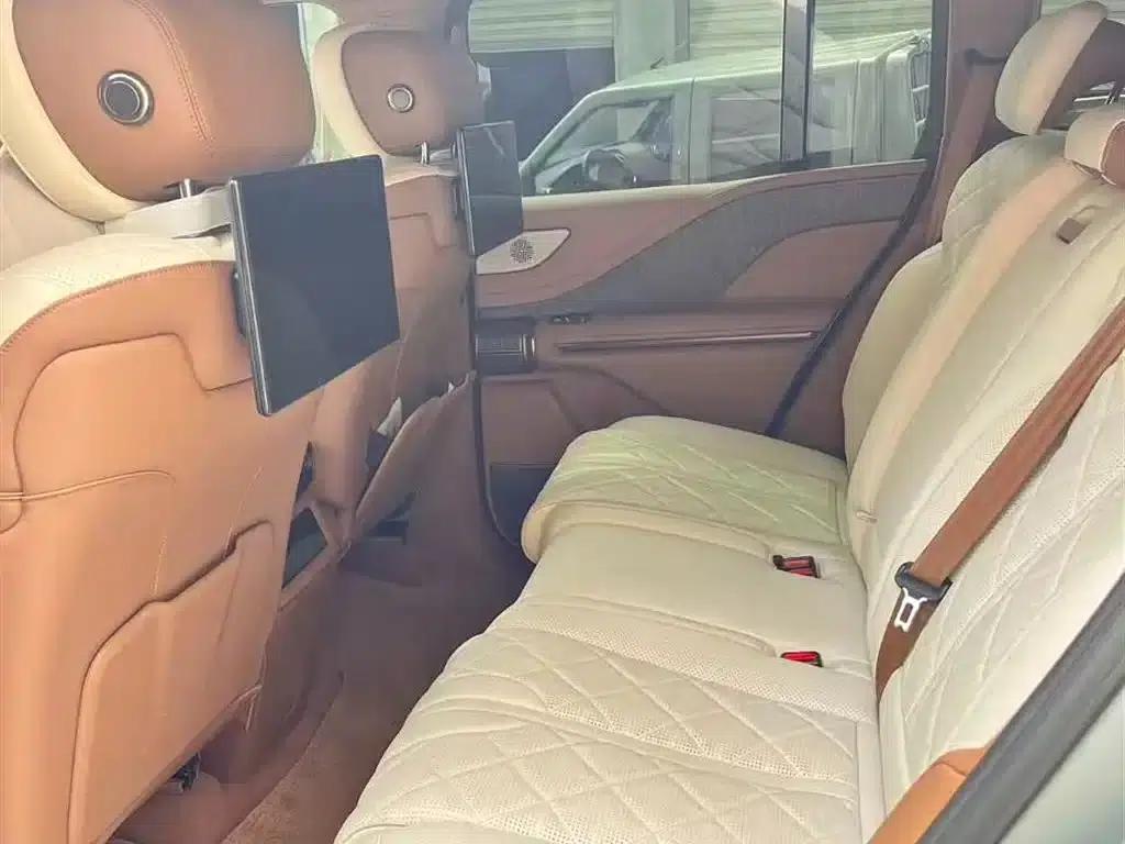 Looking up at the 2023 U8 Luxury Edition — миниатюра 4