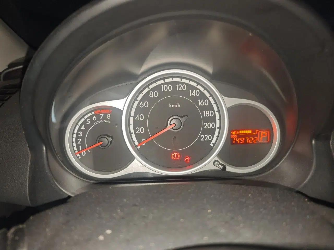 Mazda 2 2012 Hatchback Xuan Dong 1.5L Automatic Value Edition — миниатюра 12