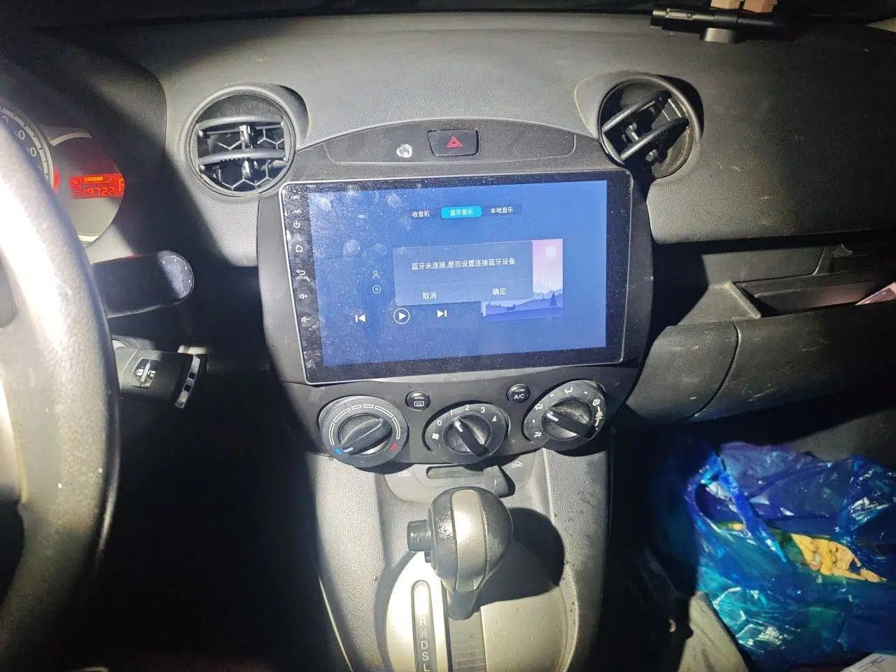 Mazda 2 2012 Hatchback Xuan Dong 1.5L Automatic Value Edition — миниатюра 14