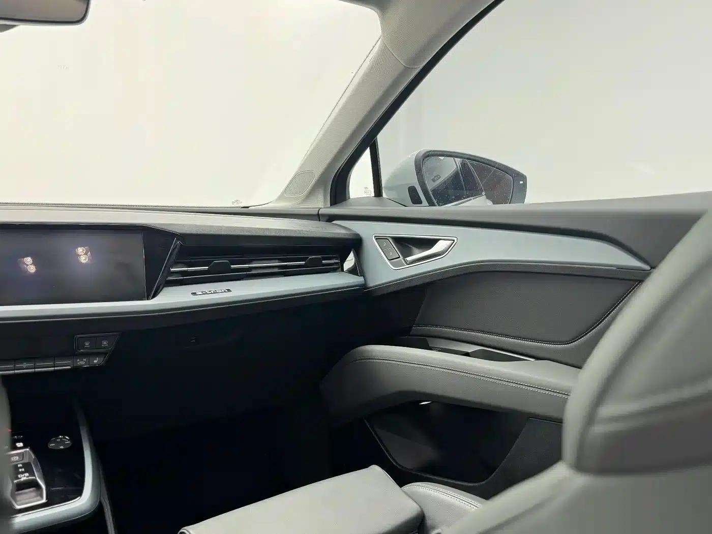 Audi Q5 e-tron 2023 Model 40 e-tron Star Edition Mech Suit — миниатюра 12