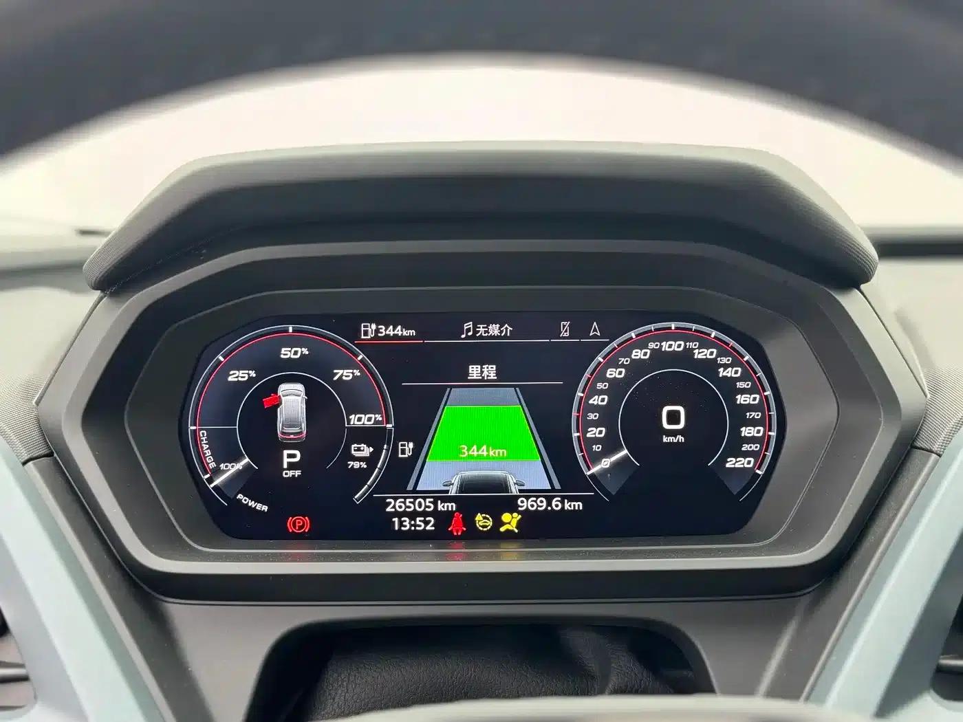 Audi Q5 e-tron 2023 Model 40 e-tron Star Edition Mech Suit — миниатюра 7