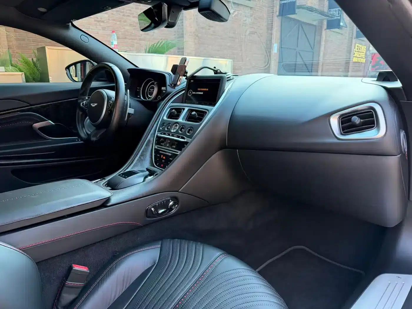 Aston Martin DB11 2019 4.0T V8 Coupe — миниатюра 11