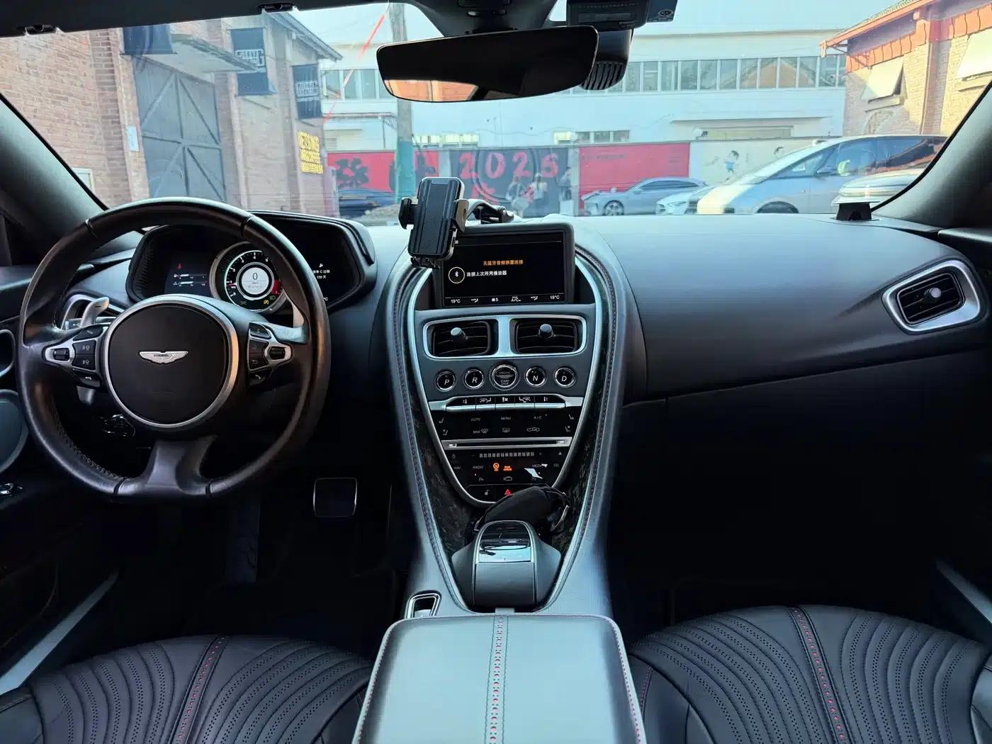 Aston Martin DB11 2019 4.0T V8 Coupe — миниатюра 13