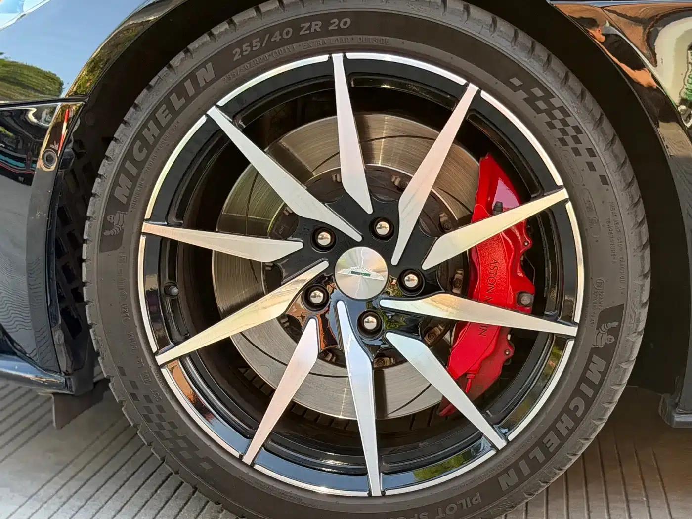 Aston Martin DB11 2019 4.0T V8 Coupe — миниатюра 15