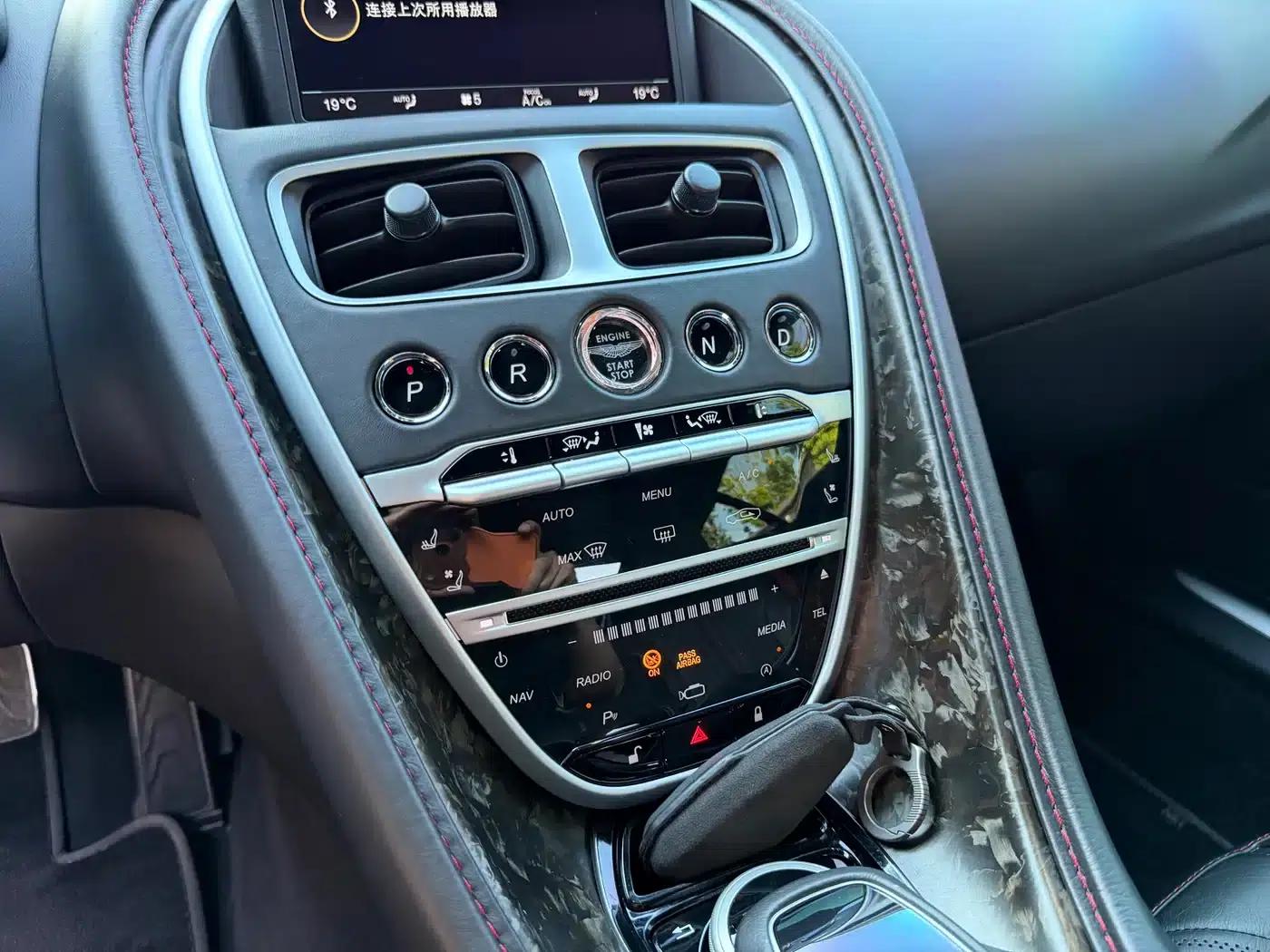 Aston Martin DB11 2019 4.0T V8 Coupe — миниатюра 9
