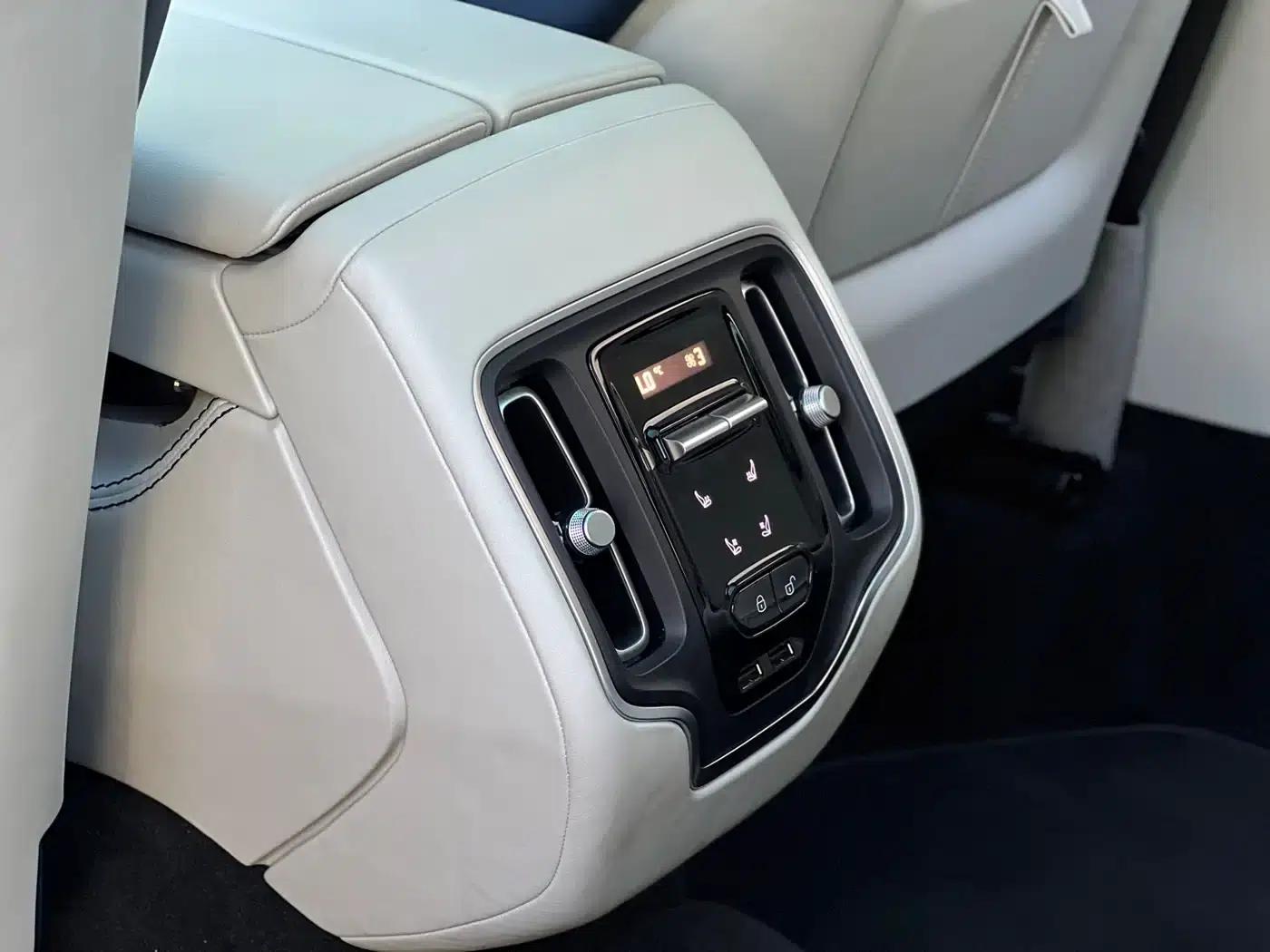2023 Aston Martin DBX 4.0T V8 — миниатюра 15