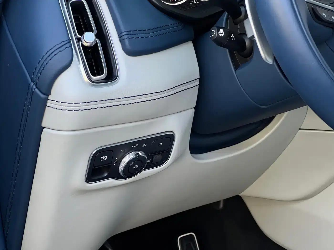 2023 Aston Martin DBX 4.0T V8 — миниатюра 24